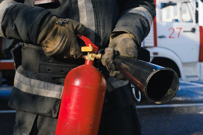 Bombeiro profissional com extintor de incêndio - FHL Prevenção e Combate a Incêndio